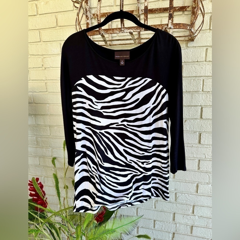 DANA BUCHMAN, BLACK/WHITE, ZEBRA PRINT TOP. 3/4 SLEEVE, STRETCHY FABRIC. SIZE M